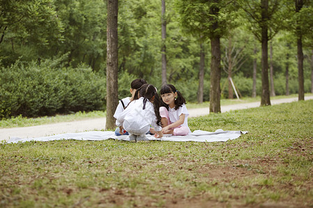 公园野餐的孩子们图片
