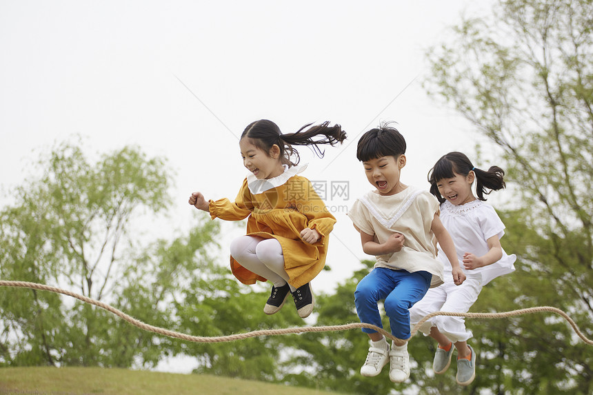 公园里跳绳的孩子们图片