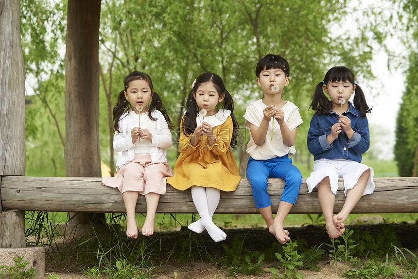 坐在亭子里吹泡泡的孩子们图片