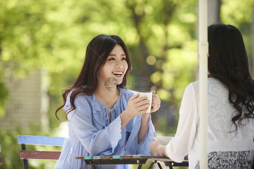 美女咖啡馆聊天图片