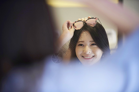 新生代太阳镜亚洲人年轻女子购物背景图片