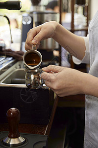 咖啡师制作咖啡的特写图片
