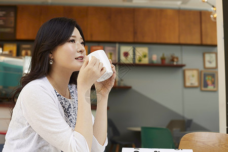 咖啡馆喝下午茶咖啡的女大学生图片