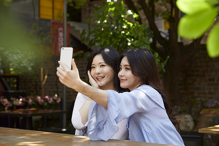 数字技术手机智能手机年轻女子餐馆图片