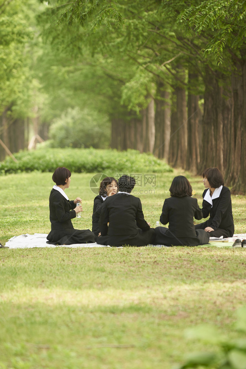 中年女子户外聚会合影图片