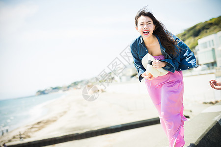 年轻女孩海边度假图片