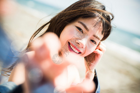 在海边度假的女子旅途高清图片素材