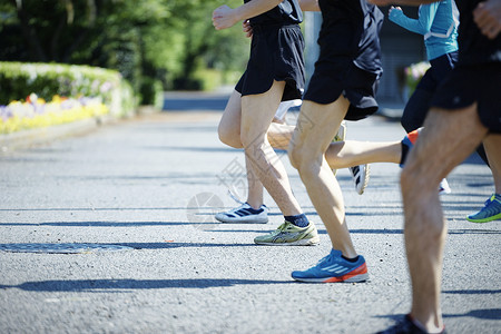 马拉松比赛参赛者饿腿部特写图片