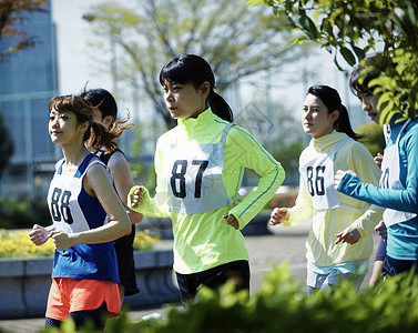 参加户外马拉松比赛的参赛者背景图片