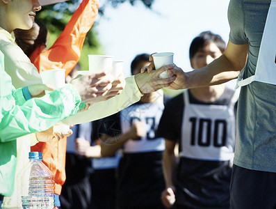 马拉松比赛供水站给参赛者补给水分背景图片