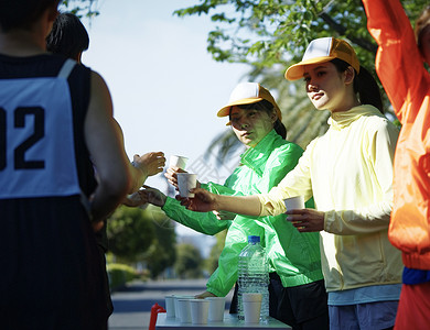 户外的马拉松供水站拿水的参赛者图片