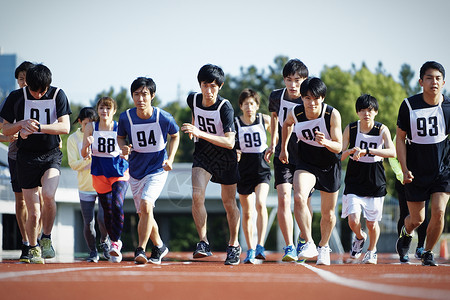 赛道上奔跑的马拉松比赛参赛者背景图片