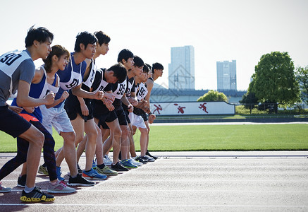 赛道上准备奔跑的参赛者背景图片
