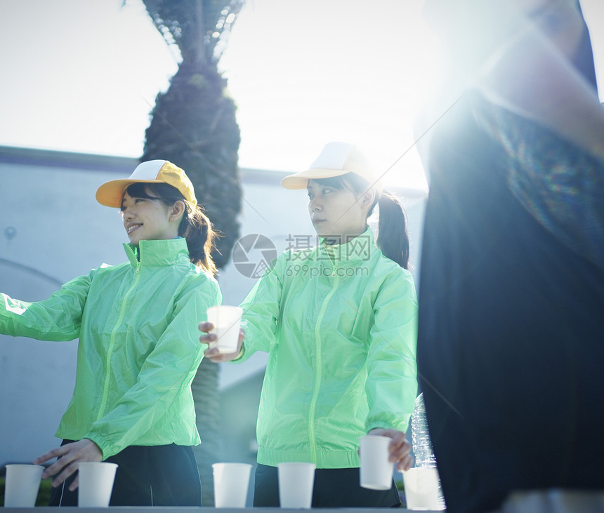 女人在马拉松比赛供水站送水图片