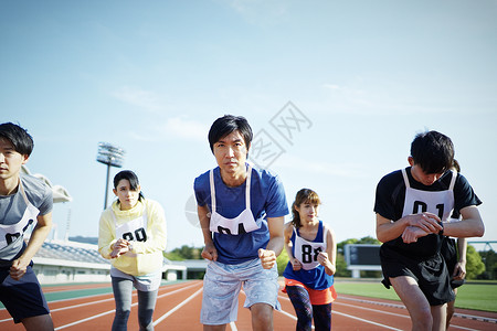 年轻人练习跑马拉松比赛图片