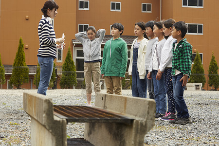 户外活动的小学生孩子高清图片素材