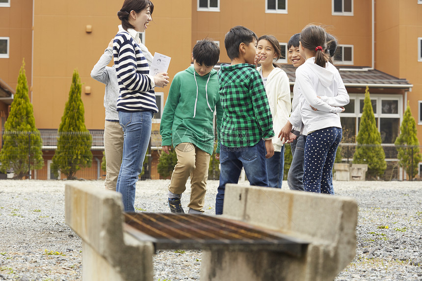 在户外玩耍的小学生们图片