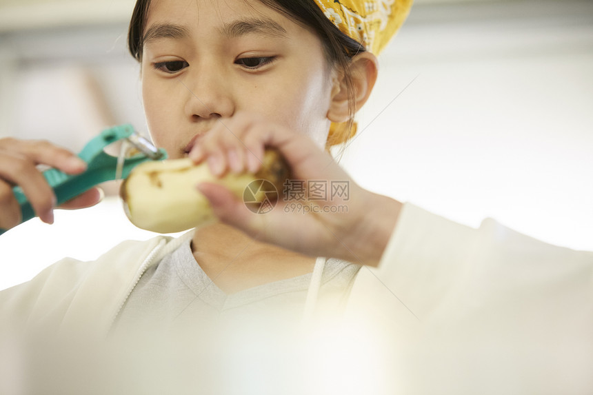 削土豆的女孩图片