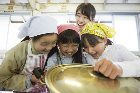 小学生暑期实践课学习烹饪协作高清图片素材