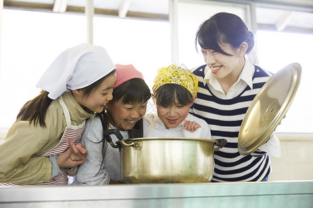小学生暑期实践课学习烹饪女生高清图片素材