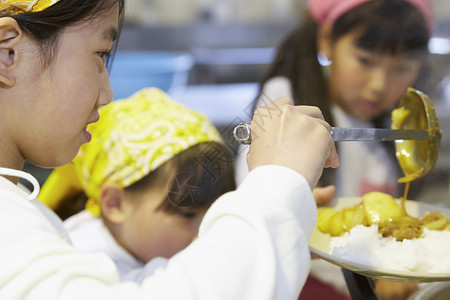 小学生户外活动在打饭背景图片