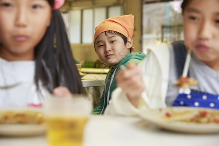 品尝休假参加学校活动小学生吃饭营地高清图片素材