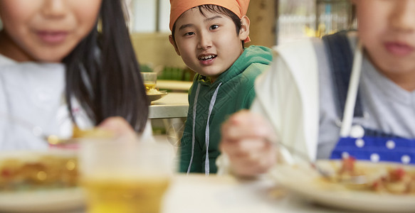 假期学校小学生吃饭饮食高清图片素材