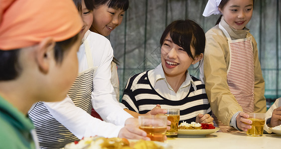 假期学校老师和小学生吃饭多人高清图片素材
