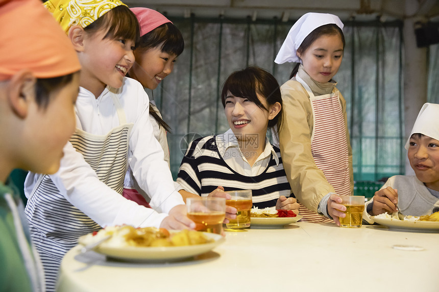 假期学校老师和小学生吃饭图片