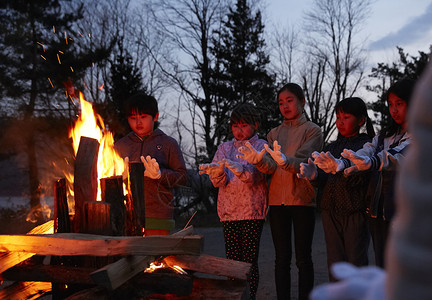 假期营地小朋友练习篝火图片