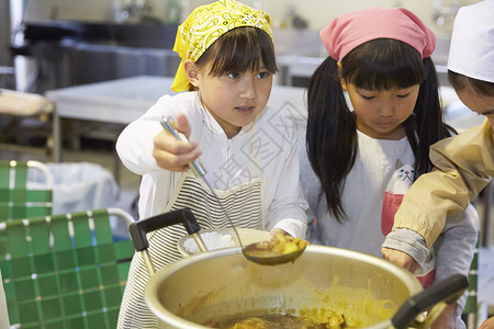 小孩动手学习做饭图片