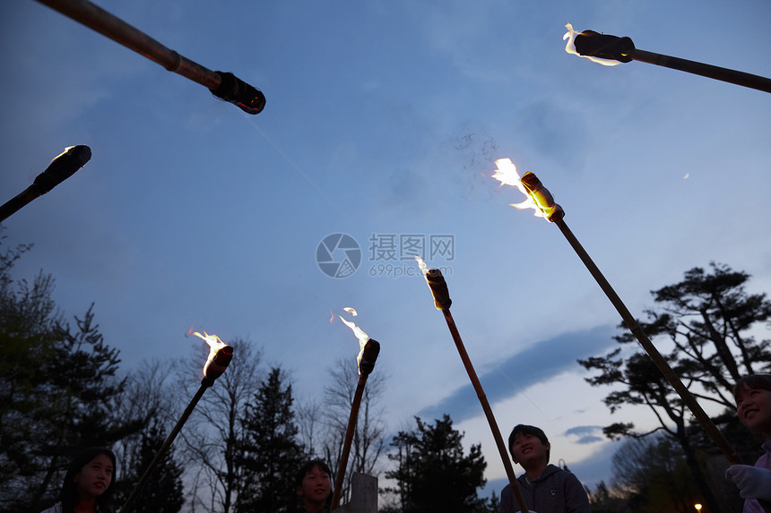 小朋友练习篝火图片