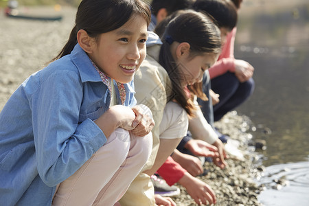 海滨营地日本人万达学校散步朋友高清图片素材