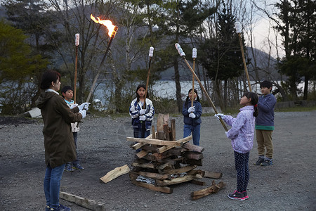 亚洲人夏天学生森林学校篝火朋友高清图片素材