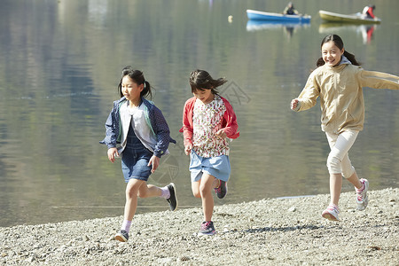 营地休假夏森林学校小学生玩奔跑高清图片素材