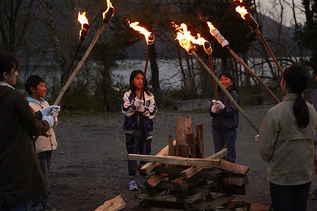 举行篝火晚会的小学生高清图片