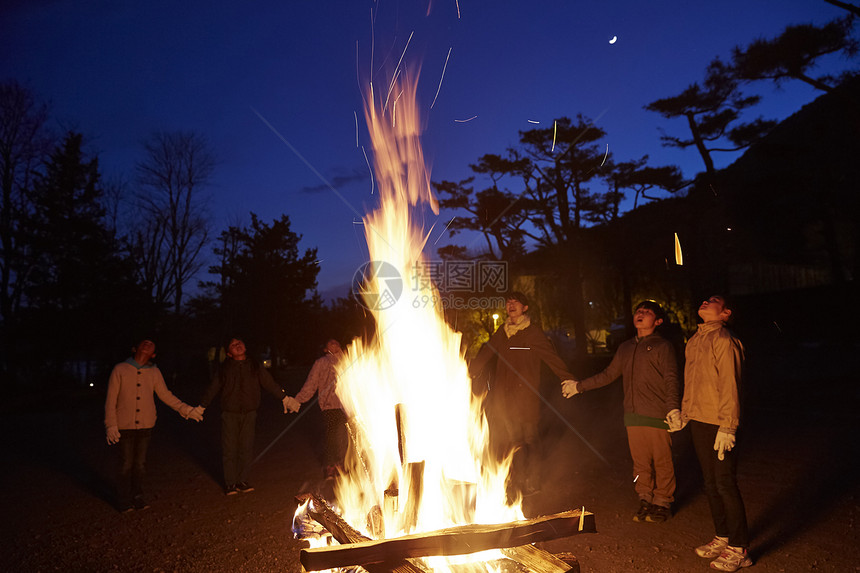 小学生在户外活动营地篝火图片