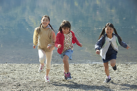 假期户外活动小学生在河边奔跑海湾高清图片素材