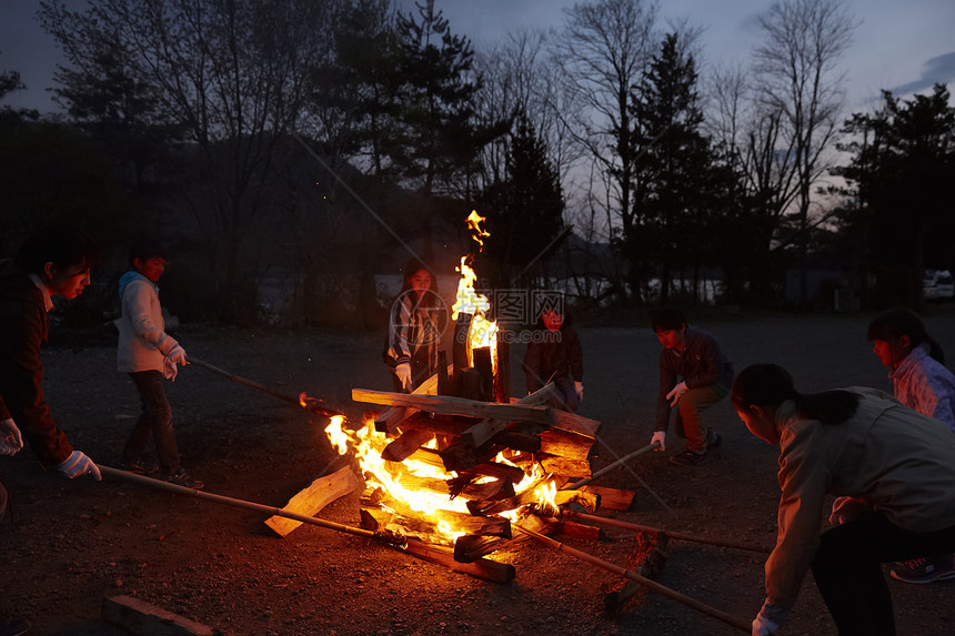 小学生在户外活动营地篝火图片