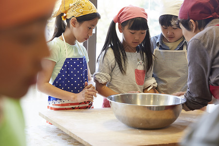 学校组织活动教小学生做饭图片