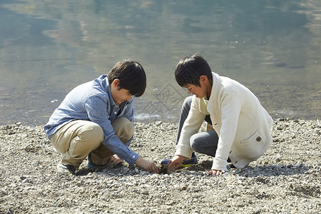 假期户外活动小学生在河边玩小孩高清图片素材