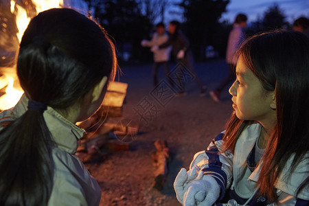 小学生学习在户外活动营地篝火图片