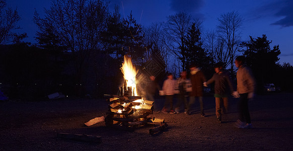 暑假舞蹈招生小学生学习在户外活动营地篝火背景