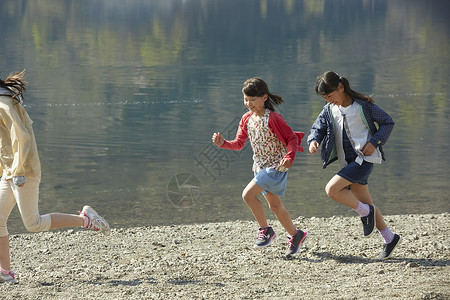 假期户外活动小学生在河边奔跑农村高清图片素材
