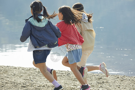 假期户外活动小学生在河边奔跑女孩高清图片素材