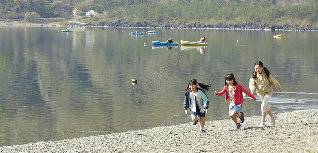 假期户外活动小学生在河边奔跑小孩高清图片素材