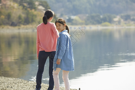 孩子们在湖边散步农村高清图片素材