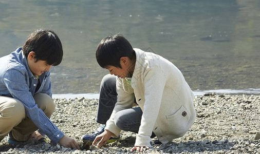 两个人玩耍假期森林学校小学生玩湖泊高清图片素材