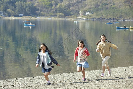 欣赏湖泊有趣森林学校小学生玩奔跑高清图片素材