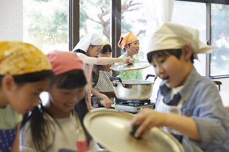 乌冬夏料理森林学校小学生做饭山梨高清图片素材
